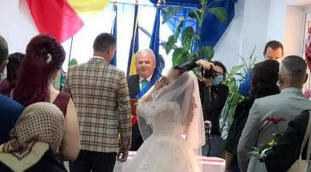 Un primar din Bihor care oficia căsătorii fără să poarte masca de protecţie a fost depistat cu COVID-19