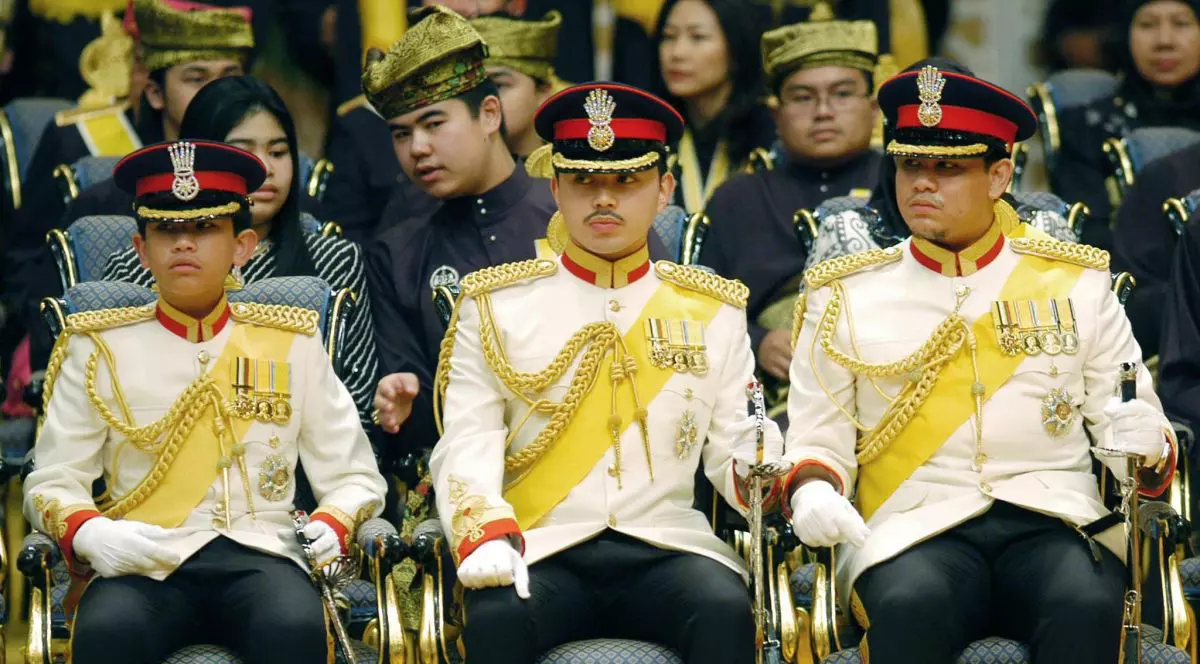 Prințul Azim (dreapta) alături de frații săi FOTO: EPA