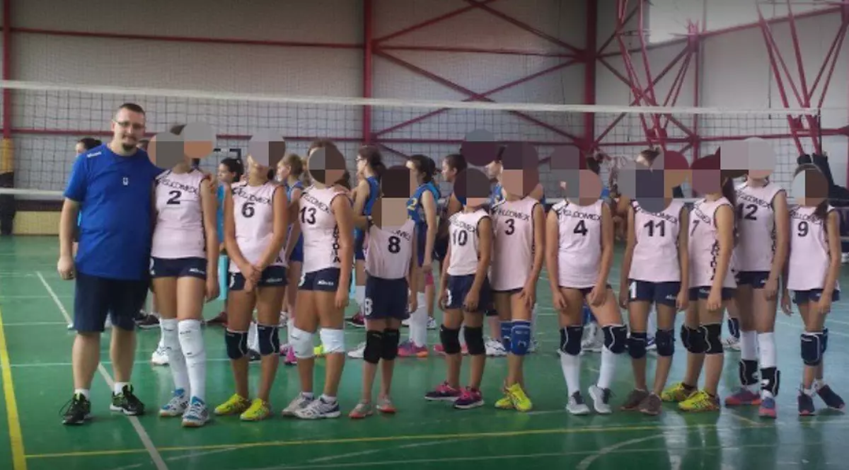 Antrenor de volei din Constanța, acuzat de pornografie infantilă și șantaj la adresa jucătoarelor sale minore. Clubul: “N-avea contract cu noi... Ba a avut!”