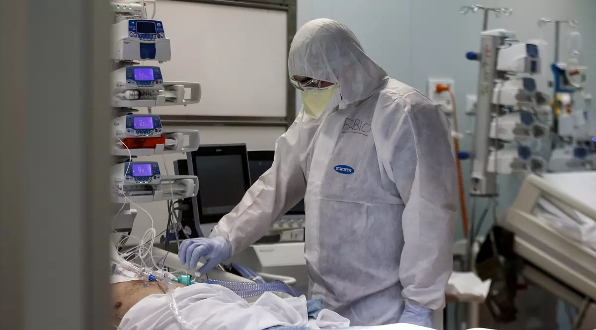 Avertismentul unui medic italian: “Vom trăi cu virusul SARS-CoV-2 pe tot parcursul anului 2021”