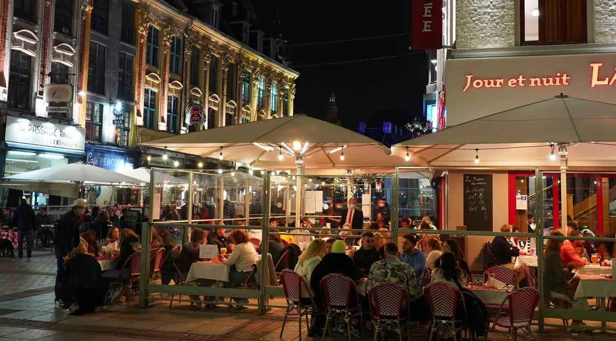 Terasele din Lille, pline de oameni