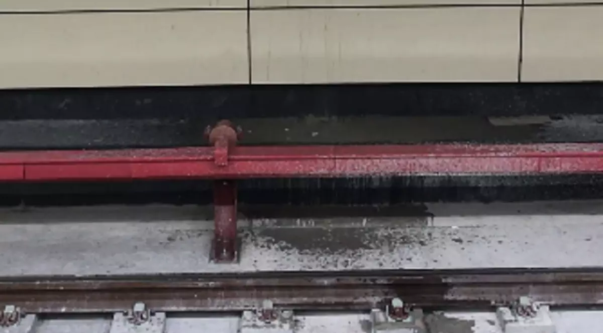 VIDEO | O nouă problemă la metroul din Drumul Taberei. Curge apa și din tavanul stației "Râul Doamnei"