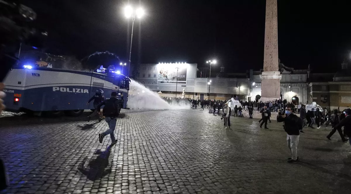 Manifestaţiile anti-COVID din Europa au degenerat în violențe de stradă. La Roma, forțele de ordine au folosit tunuri de apă împotriva protestatarilor