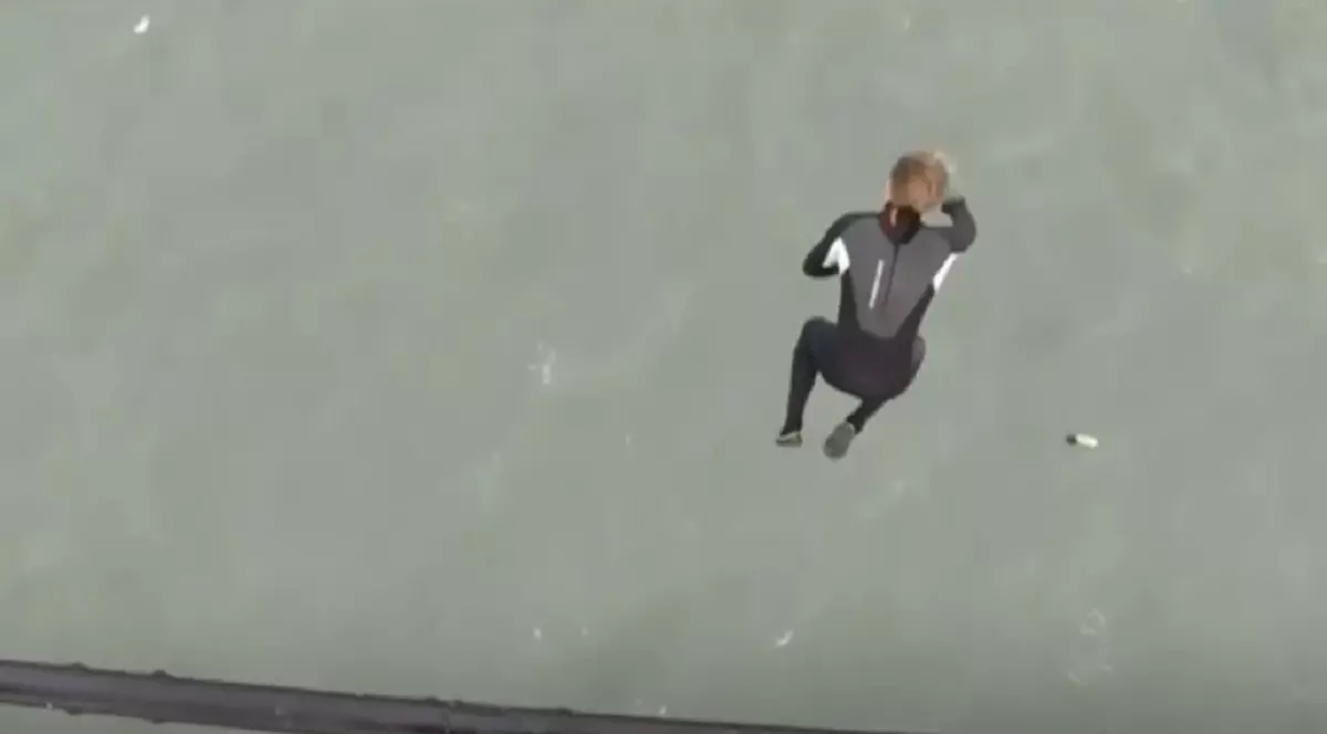 VIDEO | Un bărbat a sărit din elicopter fără parașută. Distanța impresionantă de la care s-a aruncat în mare