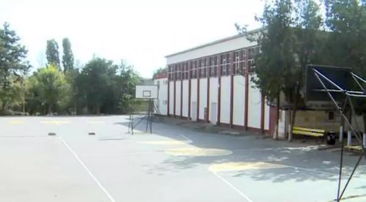 Directorul şcolii unde au fost amendaţi cei opt copii a demisionat. “Au ajuns să ia copiii cu duba ca să scape de mine?”