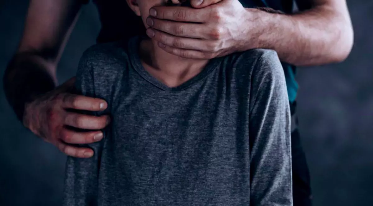 Cresc pedepsele pentru agresorii sexuali de copii: nu mai scapă de închisoarea cu executare. Legea, promulgată de Iohannis