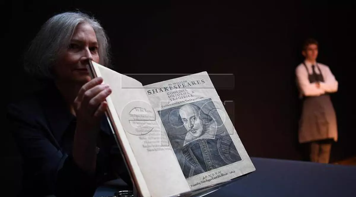 O copie a unui volum rar de piese de teatru scrise de William Shakespeare a fost vândută pentru suma record de 9,9 milioane de dolari