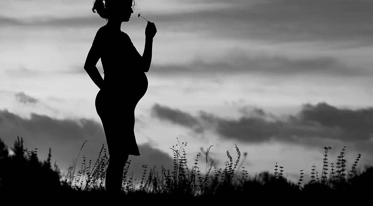 O adolescentă și-a ucis bebeluşul imediat după ce l-a născut. Medicii care au consultat-o pentru a-i scoate un chist de pe spate, în luna a opta, nu au văzut că fata era gravidă!