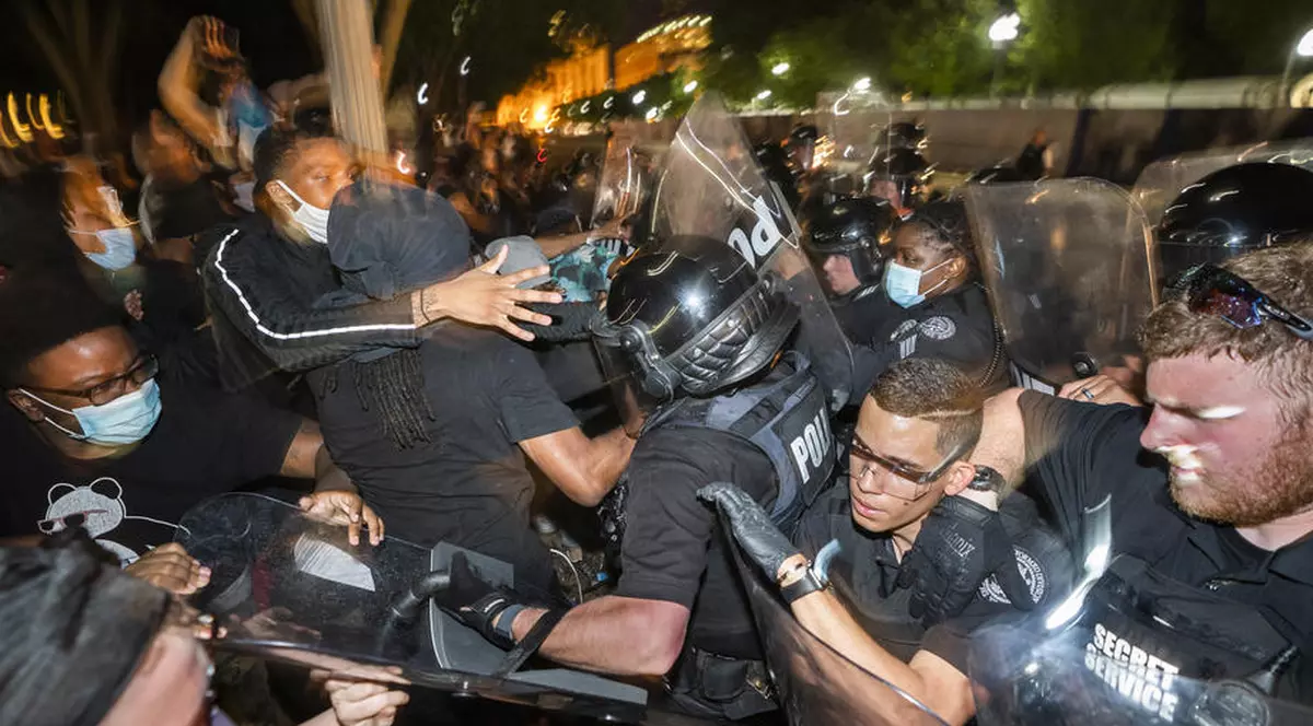 VIDEO | Proteste violente în Philadelphia, după ce un afro-american a fost împușcat mortal de poliție