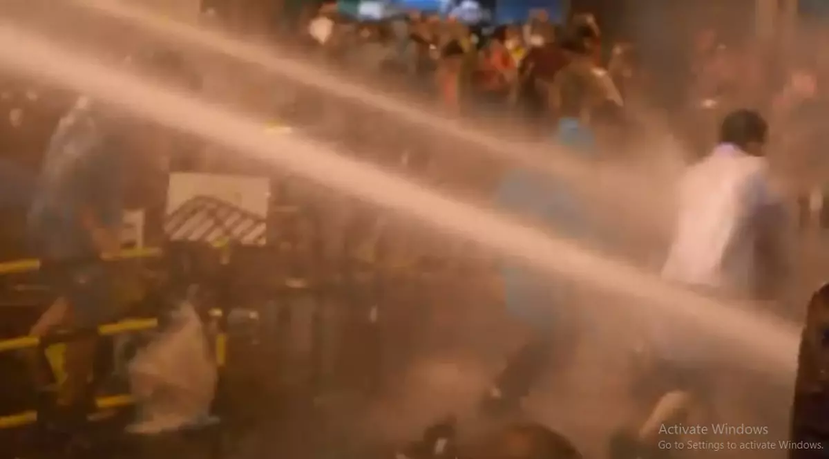 VIDEO | Noi proteste în Thailanda. Polițiștii au folosit tunuri de apă, după ce oamenii au sfidat legea care interzice manifestațiile