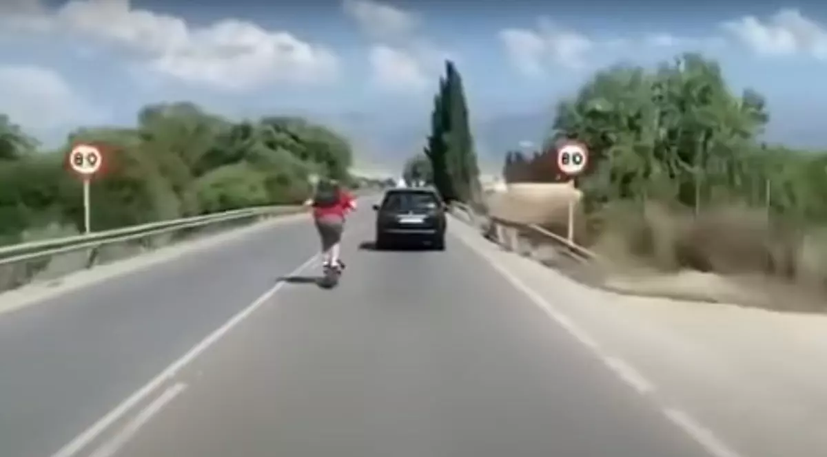 VIDEO | Un tânăr a fost surprins în timp ce mergea cu peste 100 km/h cu trotineta. Bărbatul a încercat să depășească o mașină