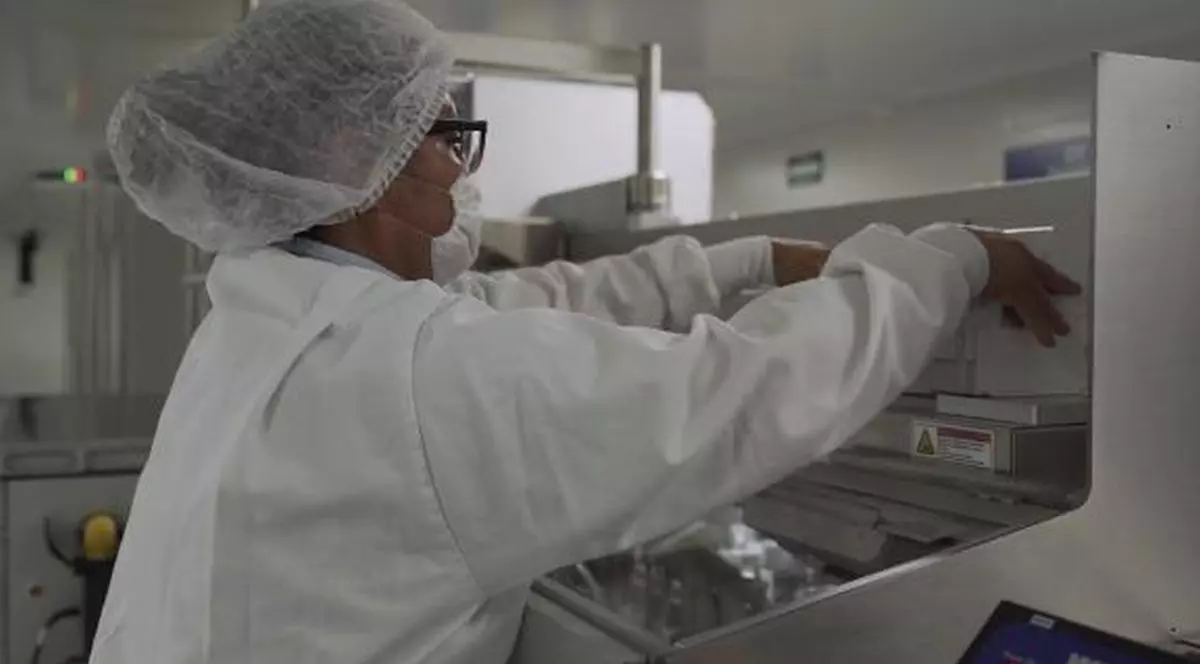 O companie mexicană testează capacitatea de producţie a unui vaccin propriu anti-COVID (foto captura CNN)