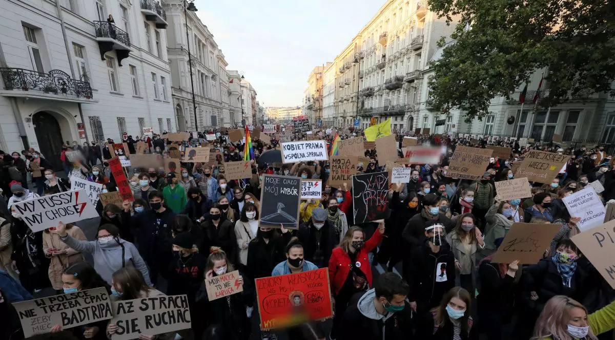 Grevă la Varșovia. #Varșoviaefemeie se numește greva