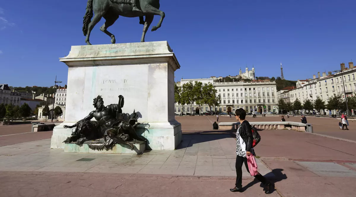 Un medalion oferit de Regele Soare unui corsar a fost vândut la licitație. ”Este un record mondial”