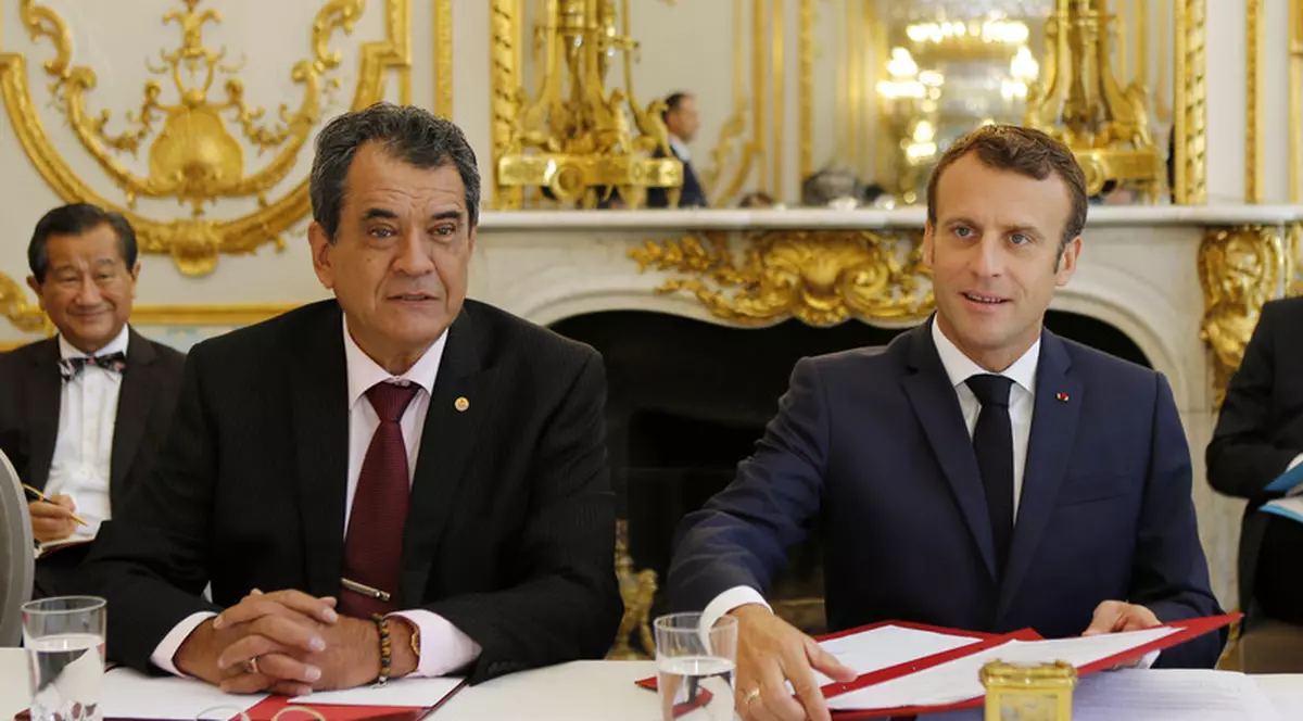 Președintele Polineziei Franceze, infectat cu COVID-19, la trei zile după o întâlnire cu Emmanuel Macron