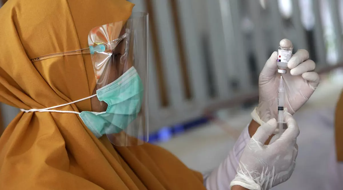 Marea Britanie a început testarea vaccinurilor anti-COVID-19 pe oamenii care acceptă voluntar să se infecteze cu virusul