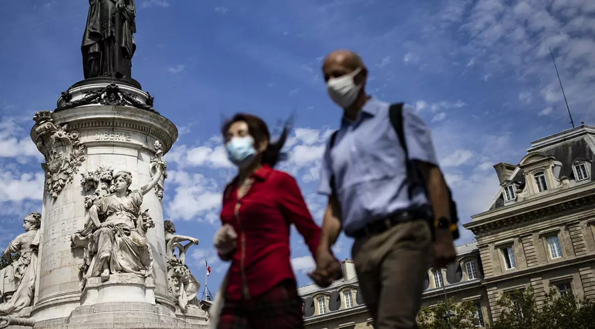 Un cuplu din Milano a fost amendat cu 400 de euro pentru că s-a sărutat pe stradă