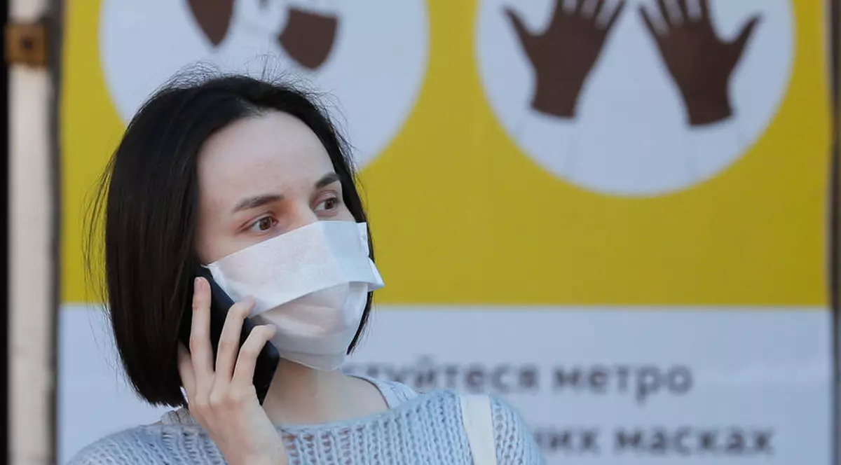 Studiu: Coronavirusul poate rezista pe bancote și pe telefoanele mobile mai mult decât s-a crezut anterior