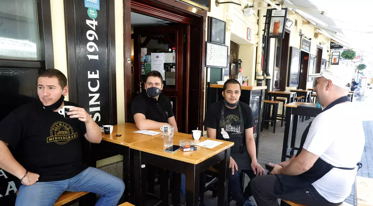 Joi, sute de proprietari de baruri și restaurante din Zagreb au tras obloanele vreme de o oră, în încercarea de a avertiza cu privire la pierderile masive de locuri de muncă și pentru a cere ajutoare fiscale de la guvern Foto: EPA-EFE/ANTONIO BAT