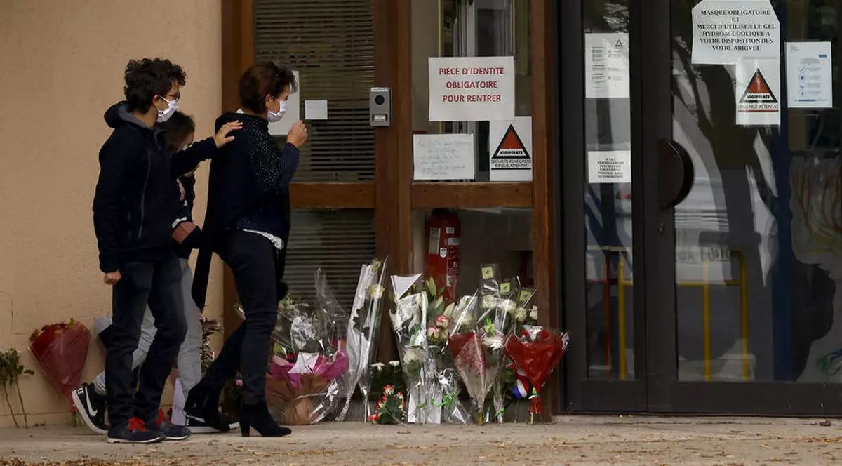 Proteste în Franța după decapitarea profesorului de istorie Samuel Paty