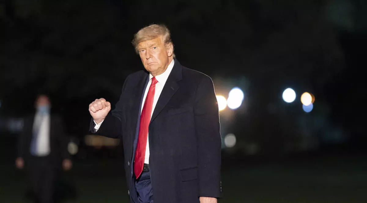 VIDEO | Donald Trump și-a numărat banii în biserică, înainte de a face o donație. Președintele SUA nu poartă mască, deși a avut COVID-19