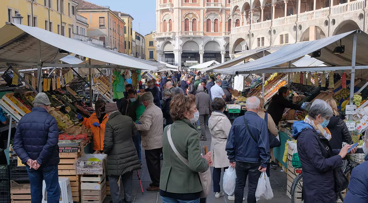 Număr fără precedent de cazuri noi de COVID în Italia: peste 19.000 în ultimele 24 de ore. Oficial: “Nu vreau să ne trezim în fața camioanelor militare care transportă sute de sicrie”