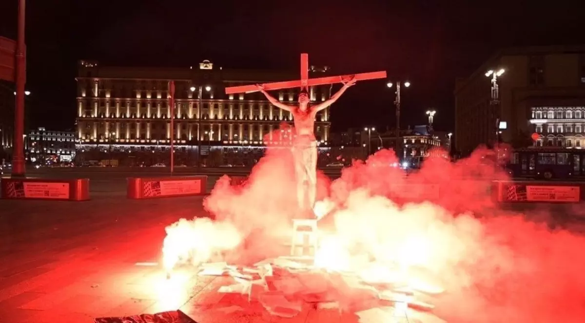VIDEO | Bărbat “răstignit” în fața sediului central al FSB din Moscova, în semn de protest
