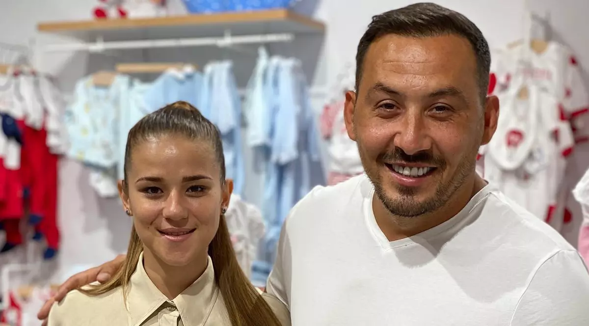 Ștefan Stan s-a mutat în casă nouă și a amenajat camera fetiței. Soția lui va naște în curând. „Nu știam la ce eforturi financiare ne băgăm în plină criză”