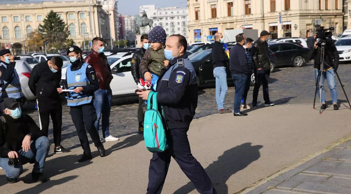 Polițiștii au protestat în fața sediului MAI cu copiii în brațe și cu jucării: “Despescu și cu Vela, vă dăm vouă tutela!”. Care a fost motivul acțiunii