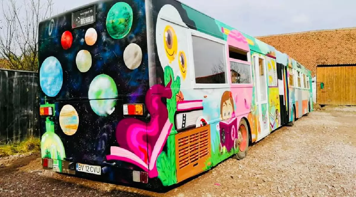 Doi dascăli dintr-o comună săracă au transformat un autobuz vechi în clasă pentru elevi. „Ați făcut pentru noi mai mult decât părinții noștri”