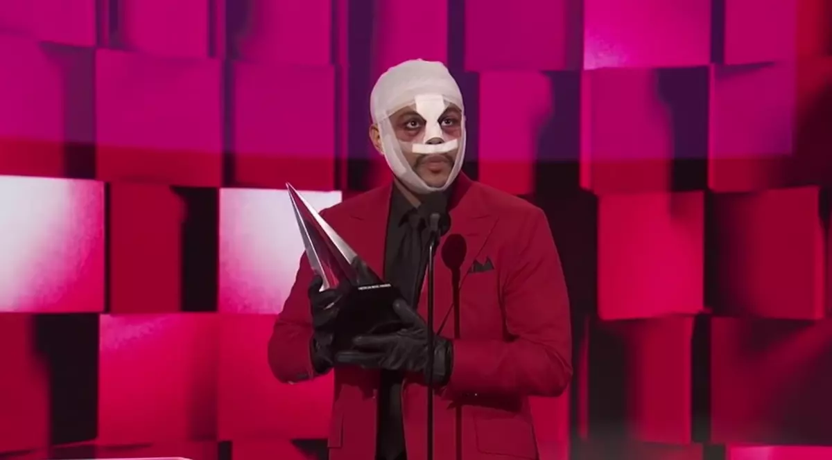 Apariție bizară a lui The Weeknd la American Music Awards. Artistul a urcat pe scenă cu fața bandajată