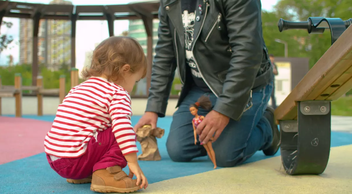 Bărbatul care a intrat noaptea în casă şi a încercat să violeze o mamă cu copil, iertat și trimis să muncească la o grădiniţă!