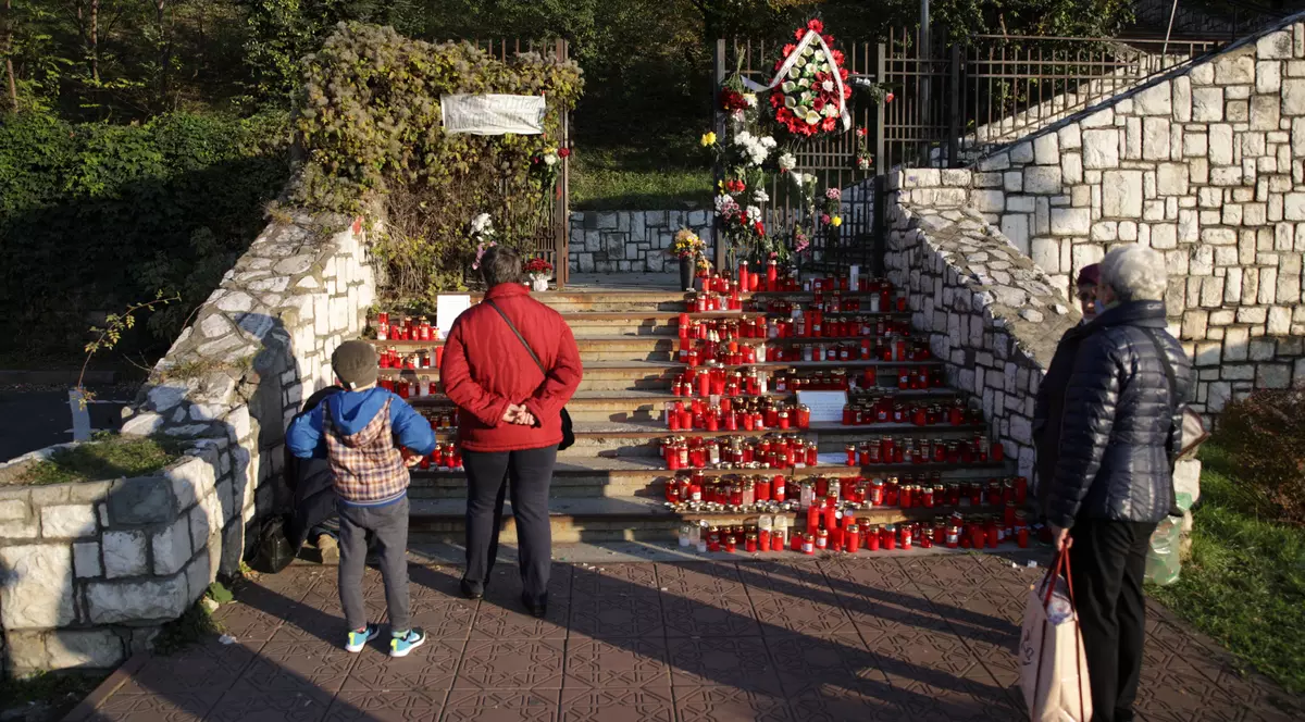 VIDEO | Poarta spitalului din Piatra Neamț, transformată în altar