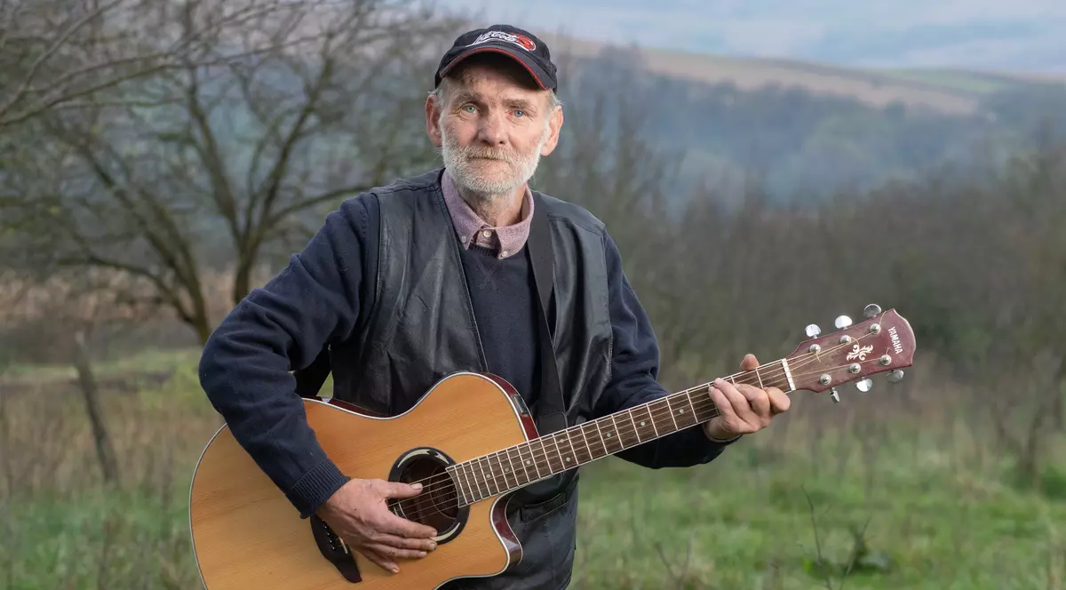 VIDEO | Povestea incredibilă a lui Vasile Leva, care a compus legendara piesă folk „Străinul”: „Am vrut să mă sinucid de 9 ori. Poezia și muzica m-au salvat”