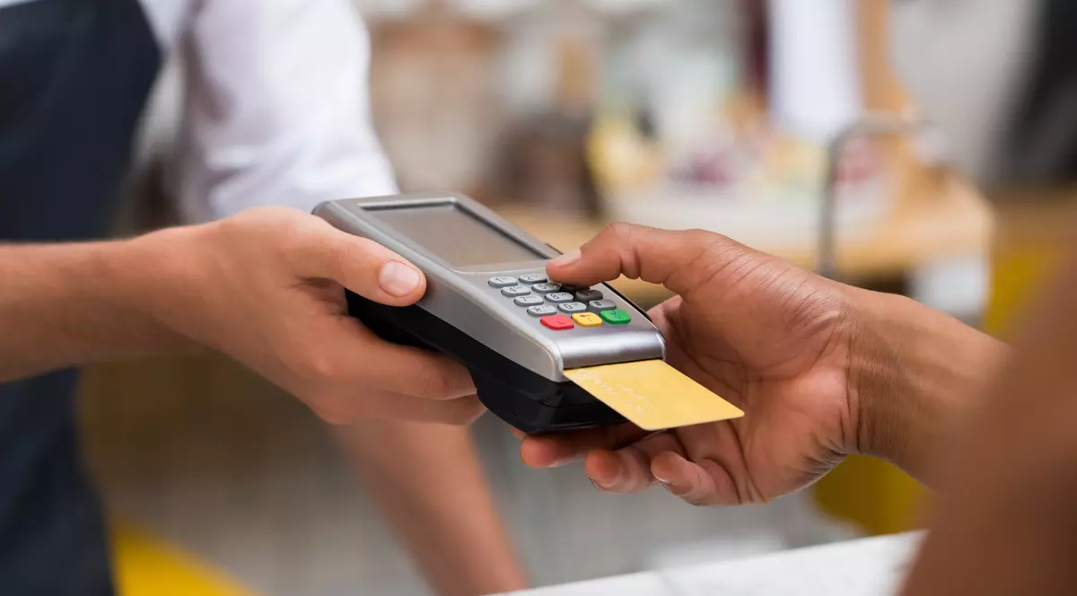 Cinci trucuri pentru a economisi bani atunci când plătești cu cardul în străinătate