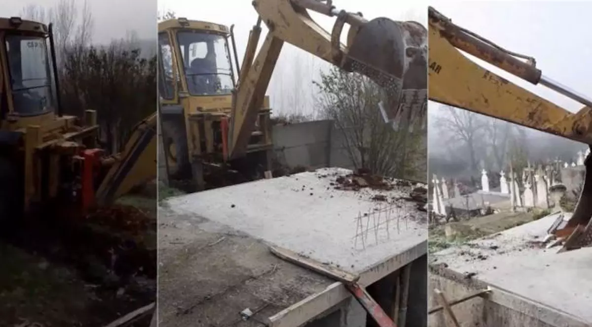 VIDEO | Imagini uluitoare într-un cimitir din Olt. Preotul satului dărâmă cu excavatorul un cavou