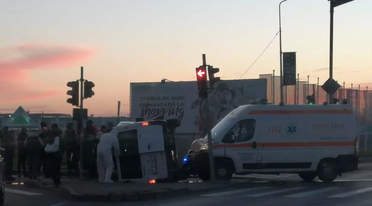 Accident în București cu o ambulanță care transporta la spital un pacient suspect de COVID-19. Trei persoane, rănite în urma impactului