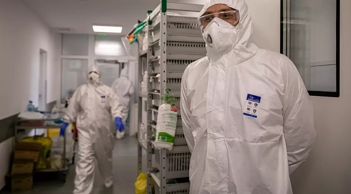 Mai puțin de 700 de noi infectări COVID, după un număr redus de teste. A scăzut iar numărul pacienților de la ATI