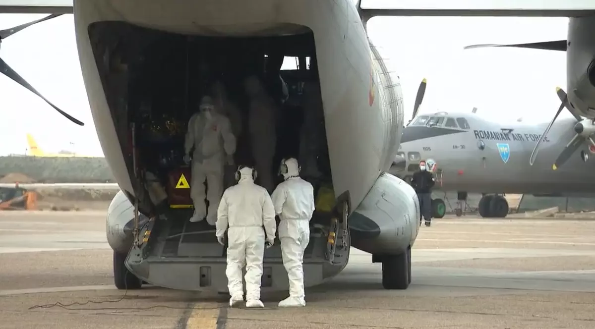 Cinci pacienţi cu COVID-19, aflaţi în stare gravă, transferaţi cu avionul militar de la Bucureşti la spitale din ţară