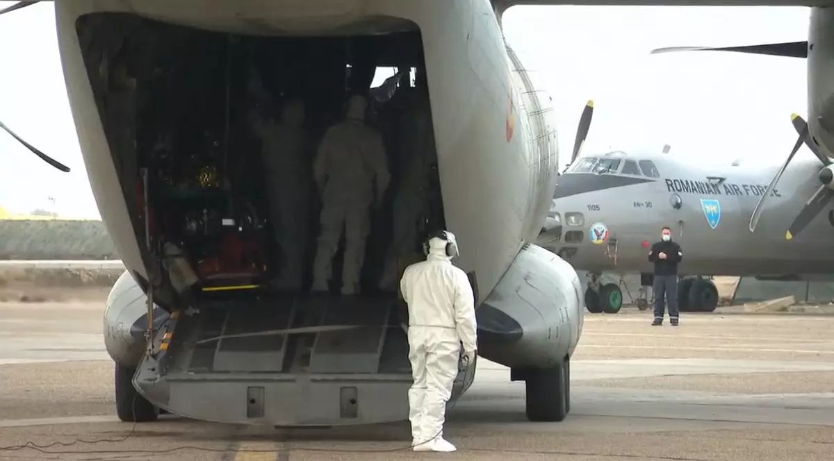 Alţi patru pacienți cu COVID-19 aflați în stare gravă, trimiși cu avionul militar din București la spitale din ţară