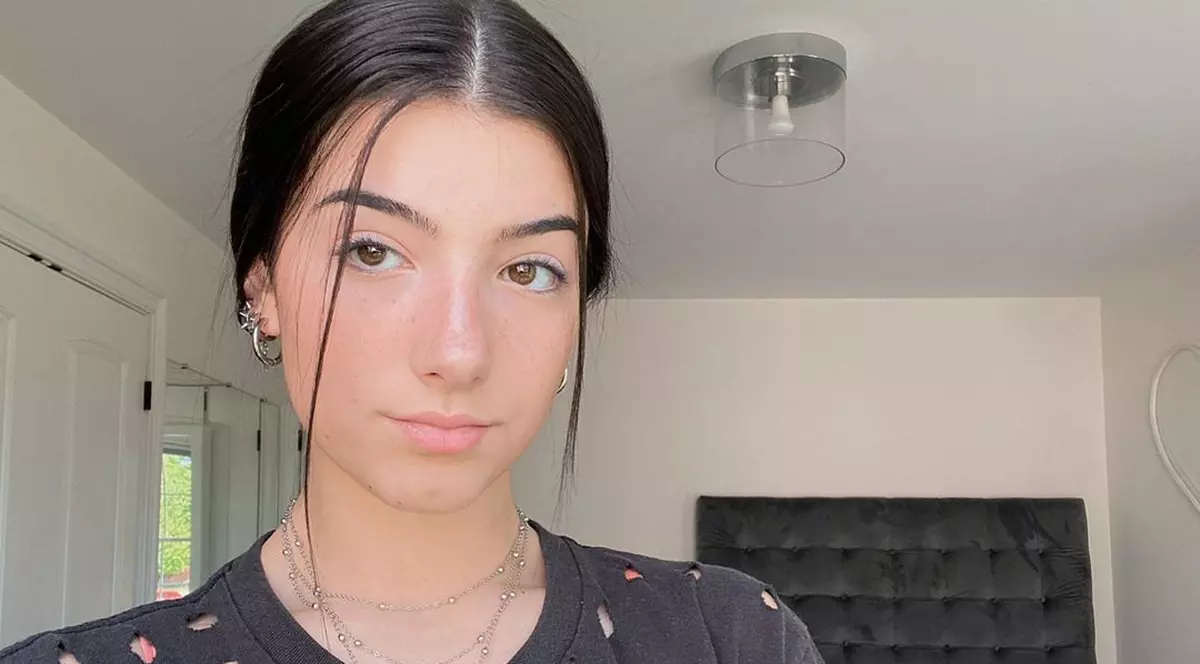 Charli D'Amelio, adolescenta de 16 ani care are peste 100 de milioane de fani pe Tik Tok. Cât a câștigat grație rețelei de socializare