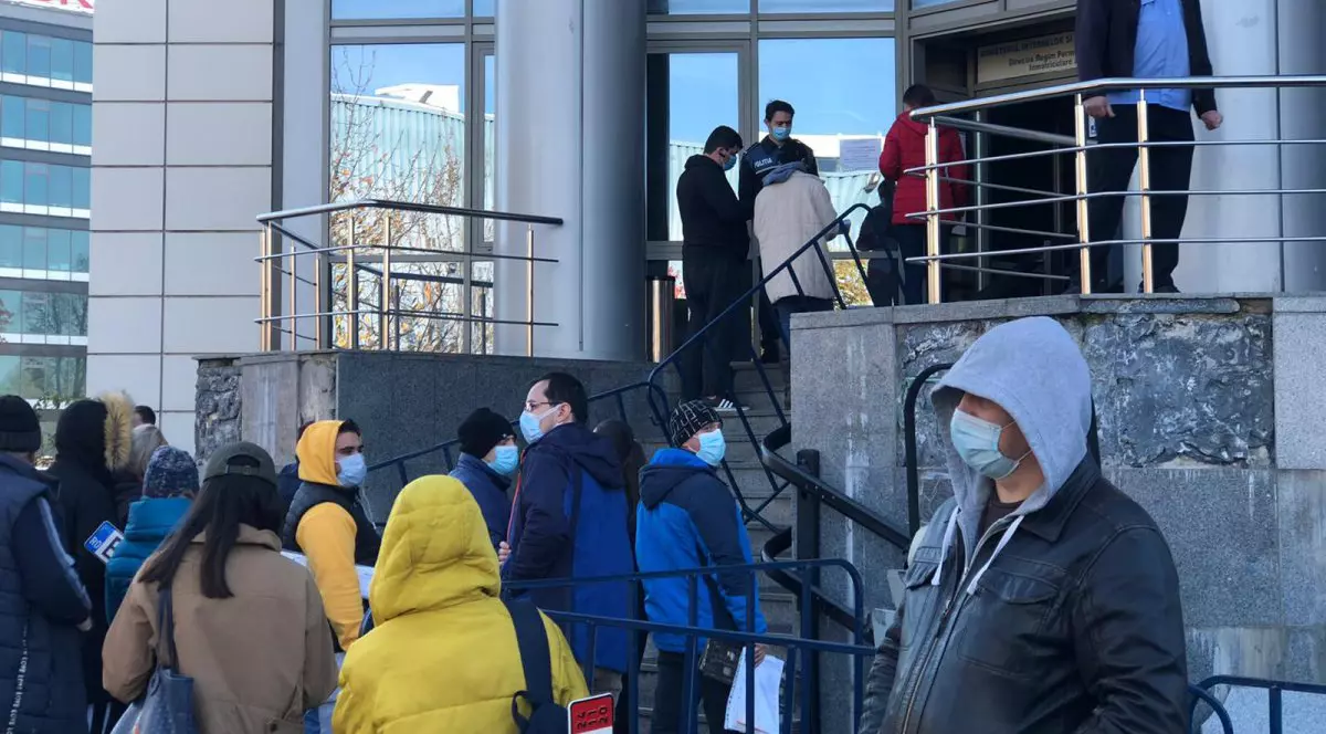 Coadă la Direcția Permise Auto din București