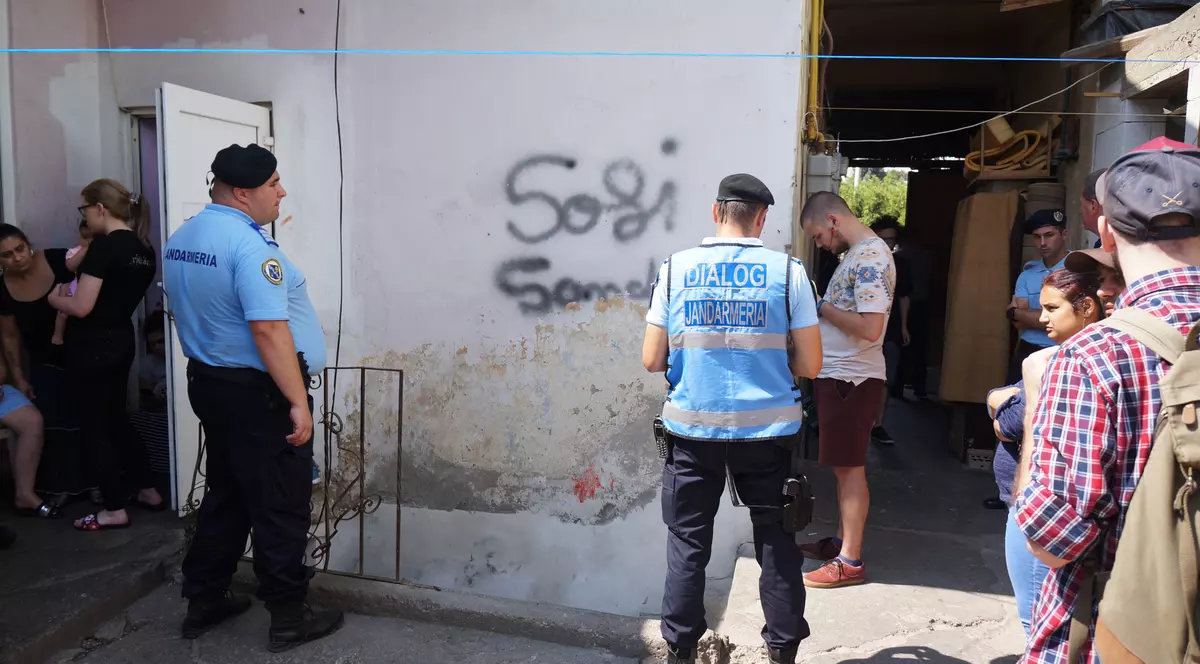 Iunie 2018. Evacuarea unui beci în proprietatea primăriei Cluj-Napoca, în care familia Lăcătuș a locuit timp de 20 de ani, din lipsa altor opțiuni și fără niciun sprijin. În jur deja creșteau blocurile noilor dezvoltări imobiliare