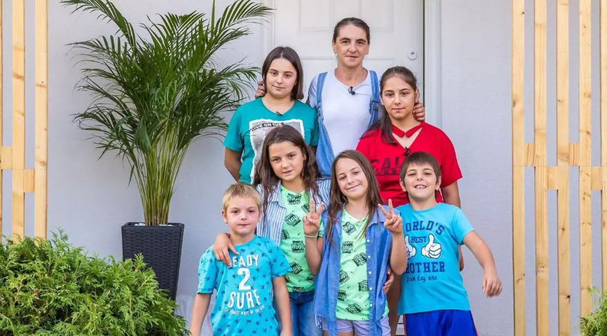 Alexandra și cei șase copii s-au mutat în casa nouă. Foto: Sorina Andreica