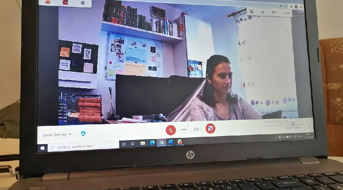 Jurnalul unei învățătoare dintr-o zonă defavorizată: „Cu o fetiță încerc în fiecare zi să mă conectez online. Eu vorbesc acum, ea mă aude peste trei minute”