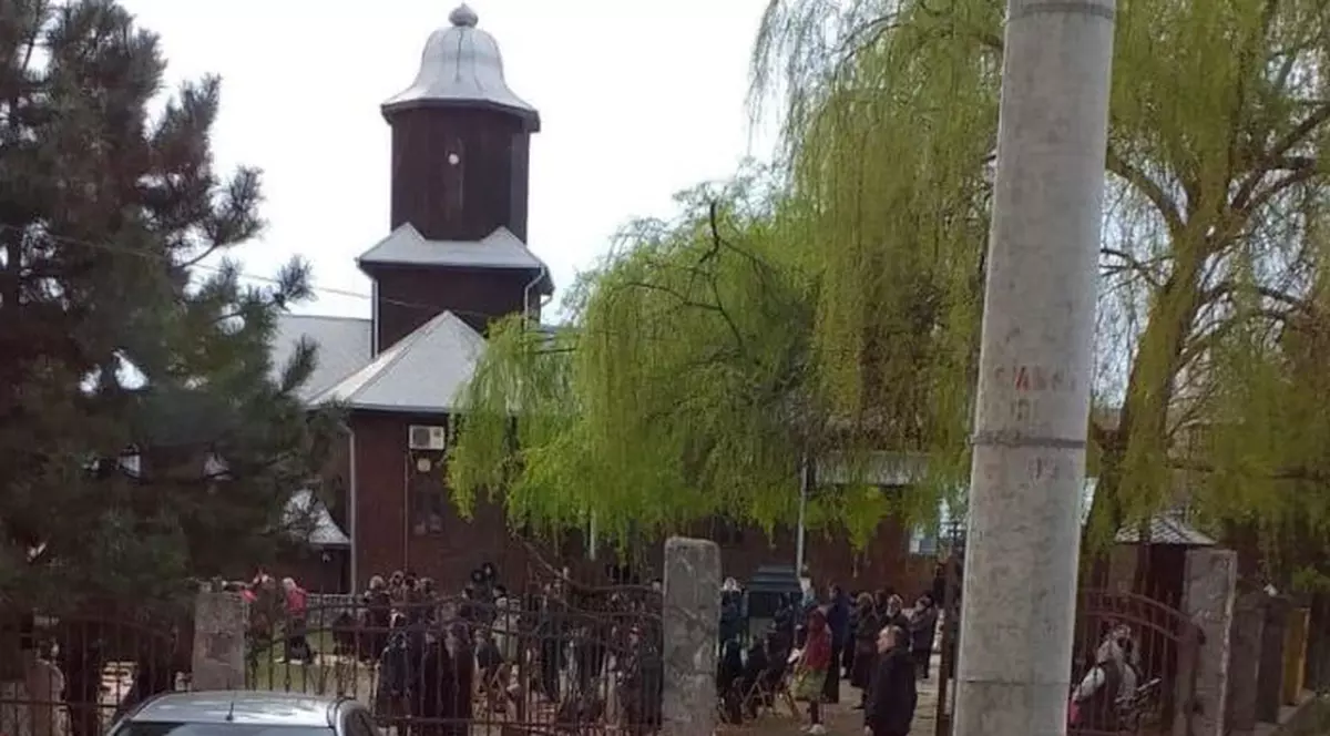 Predică „antibotniță” într-o biserică din Ploiești: „Creștinii au ajuns să se salute cu pumnii, ca vrăjmașii”. Preotul e cercetat de superiori