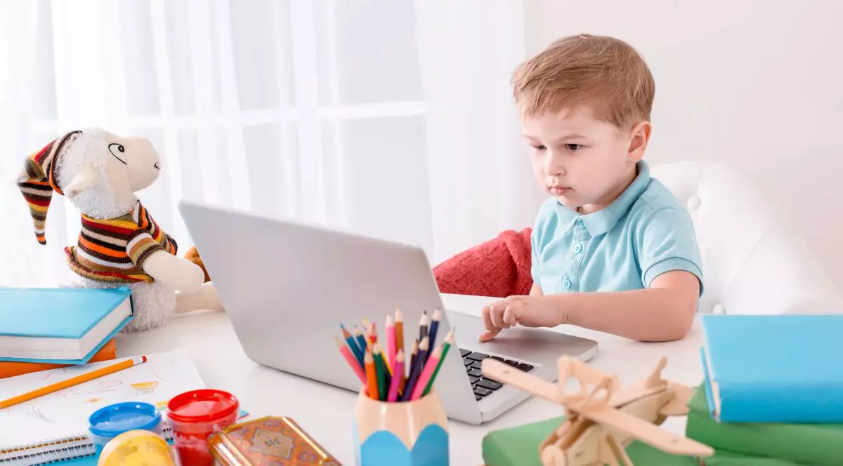 O educatoare din Iași, despre grădinița online: „Întâlnirile pe Zoom, link-urile, filmulețele și fișele nu sunt suficiente nici 10%”