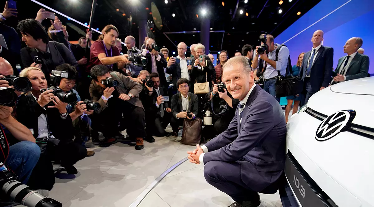 Șeful Volkswagen: Trecerea la mașini electrice este o “problemă de supraviețuire”