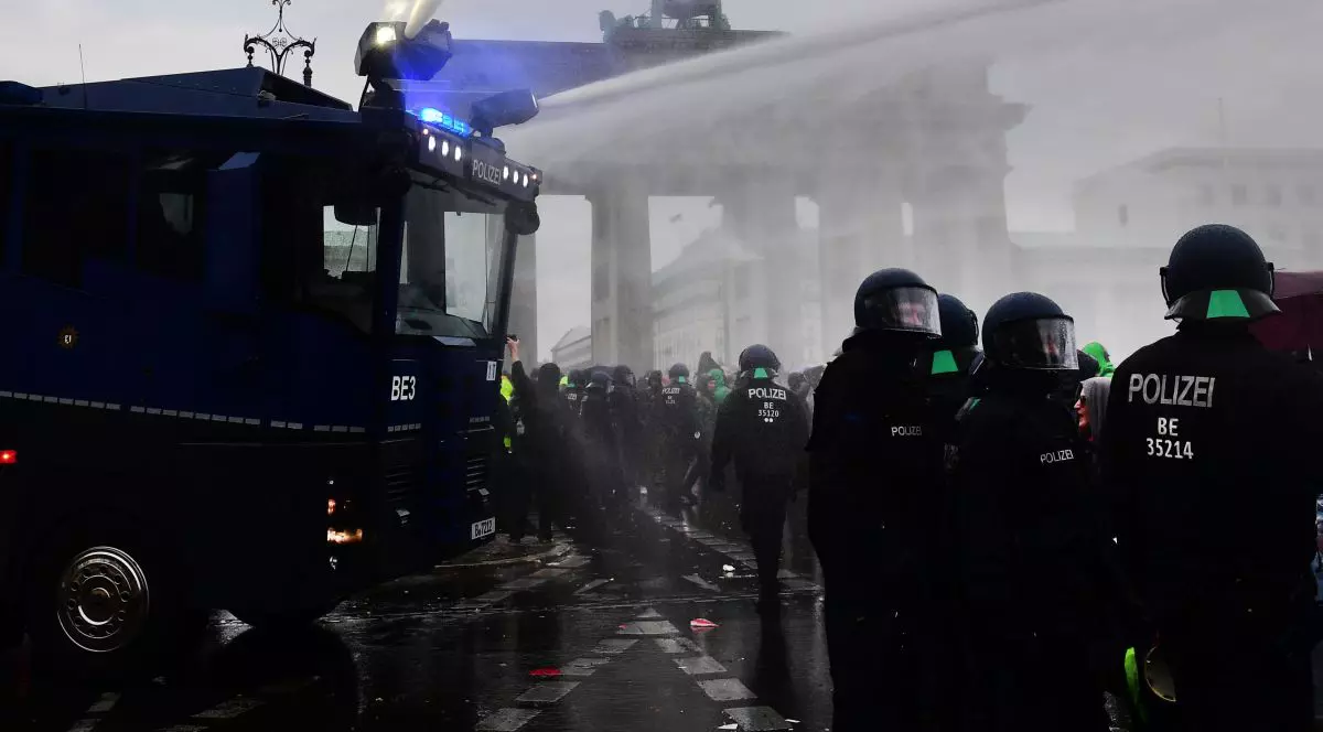 Protest masiv la Berlin față de măsurile anti-COVID. Poliția a pus tunurile de apă pe manifestanți