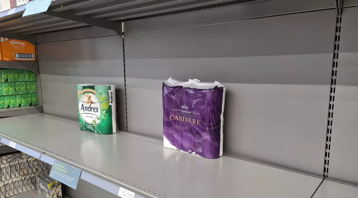 Goana după hârtie igienică, partea a doua: americanii fac din nou stocuri, după ce autoritățile au introdus din carantina în mai multe zone. Raft gol de produse esențiale